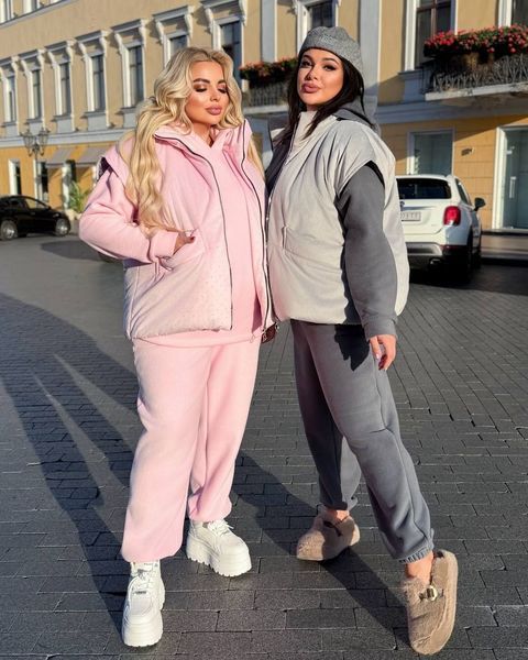 Костюм трійка жіночий кофта і штани з дабл флісу та жилетка з велюру, прикрашена стразами 46-48, 50-52, 54-56, 58-60 "LADA" недорого від прямого постачальника Razg800-8106-1_стразы_розовый_v фото