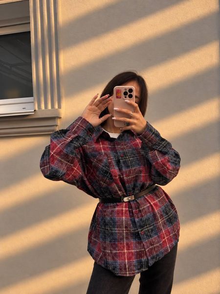 Стильная женская рубашка в клетку из фланели с деликатными камнями oversize (4цв) "ASPERAMO" недорого от прямого поставщика Rin1545-7101-1_пр_кл_кр_син_чер_бел_v фото