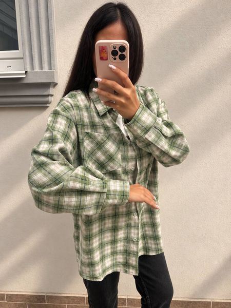 Стильная женская рубашка в клетку из фланели с деликатными камнями oversize (2цв) "ASPERAMO" недорого от прямого поставщика Rin1545-7101_пр_кл_зел_бел_v фото