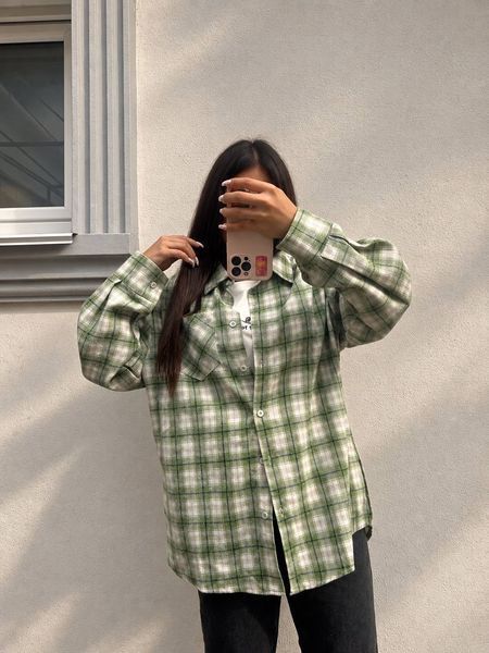 Стильная женская рубашка в клетку из фланели с деликатными камнями oversize (2цв) "ASPERAMO" недорого от прямого поставщика Rin1545-7101_пр_кл_зел_бел_v фото