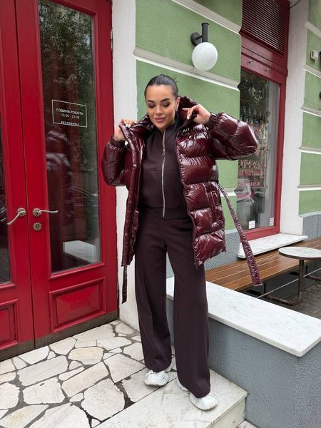 Пуфер женская стеганая куртка с капюшоном и поясом из лака 42-44, 46-48 "MOLLY FASHION" недорого от прямого поставщика 2PLGU788-808_цв_вишн_v фото