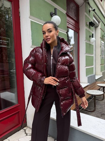 Пуфер женская стеганая куртка с капюшоном и поясом из лака 42-44, 46-48 "MOLLY FASHION" недорого от прямого поставщика 2PLGU788-808_цв_вишн_v фото