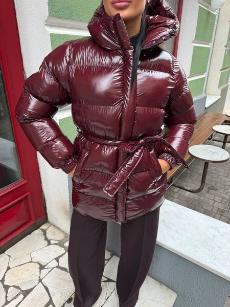 Пуфер женская стеганая куртка с капюшоном и поясом из лака 42-44, 46-48 "MOLLY FASHION" недорого от прямого поставщика 2PLGU788-808_цв_вишн_v фото