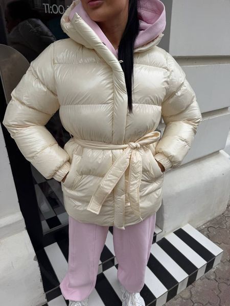 Пуфер женская стеганая куртка с капюшоном и поясом из лака 42-44, 46-48 "MOLLY FASHION" недорого от прямого поставщика 2PLGU788-808_цв_молочн_v фото