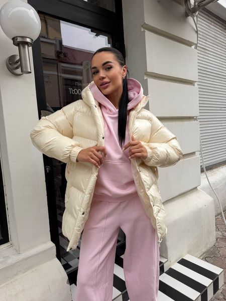 Пуфер женская стеганая куртка с капюшоном и поясом из лака 42-44, 46-48 "MOLLY FASHION" недорого от прямого поставщика 2PLGU788-808_цв_молочн_v фото