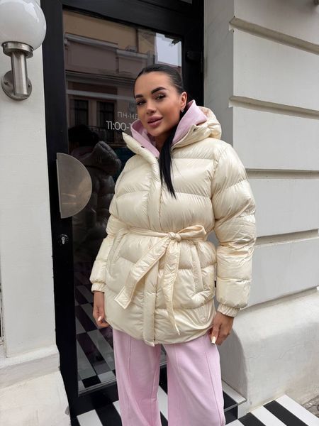 Пуфер женская стеганая куртка с капюшоном и поясом из лака 42-44, 46-48 "MOLLY FASHION" недорого от прямого поставщика 2PLGU788-808_цв_молочн_v фото