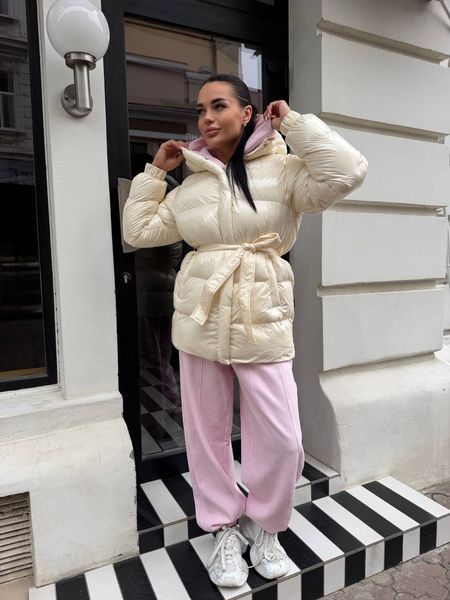 Пуфер женская стеганая куртка с капюшоном и поясом из лака 42-44, 46-48 "MOLLY FASHION" недорого от прямого поставщика 2PLGU788-808_цв_молочн_v фото