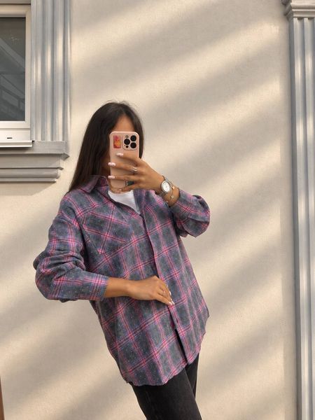 Стильная женская рубашка в клетку из фланели с деликатными камнями oversize (2цв) "ASPERAMO" недорого от прямого поставщика Rin1545-7101_пр_кл_сер_роз_v фото
