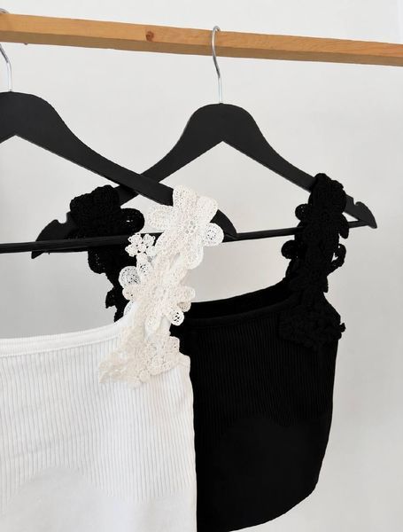 Топ женский с вязанными цветами на бретелях ONE SIZE (2цв) "ADELE" недорого от прямого поставщика Rin1340-0183_вяз_цветы_v фото