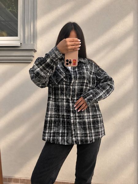 Стильная женская рубашка в клетку из фланели с деликатными камнями oversize (2цв) "ASPERAMO" недорого от прямого поставщика Rin1545-7101_пр_кл_чер_бел_v фото